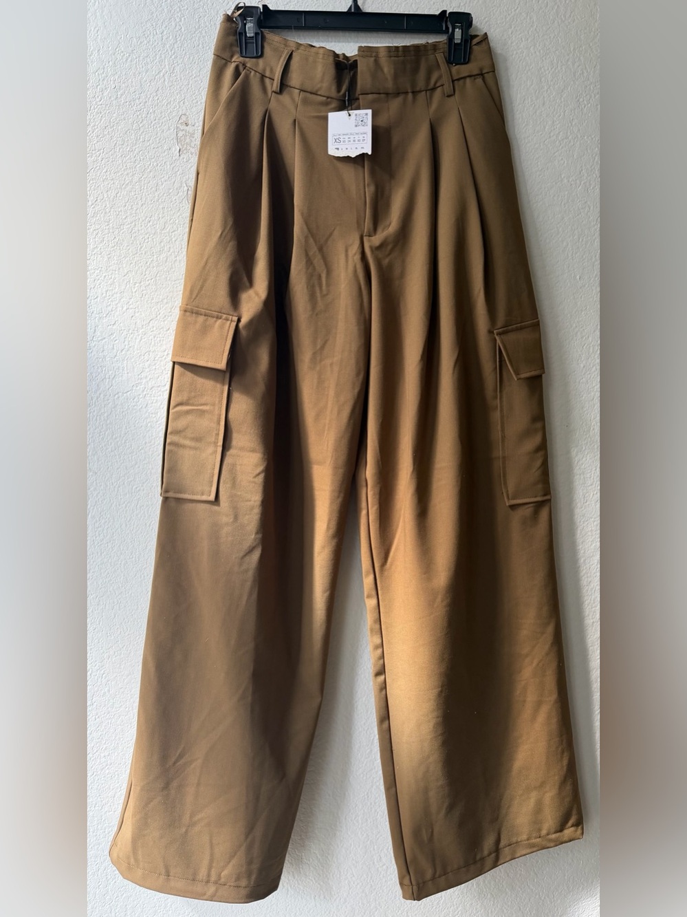 Women’s Wide-Leg Cargo Pants in Brown